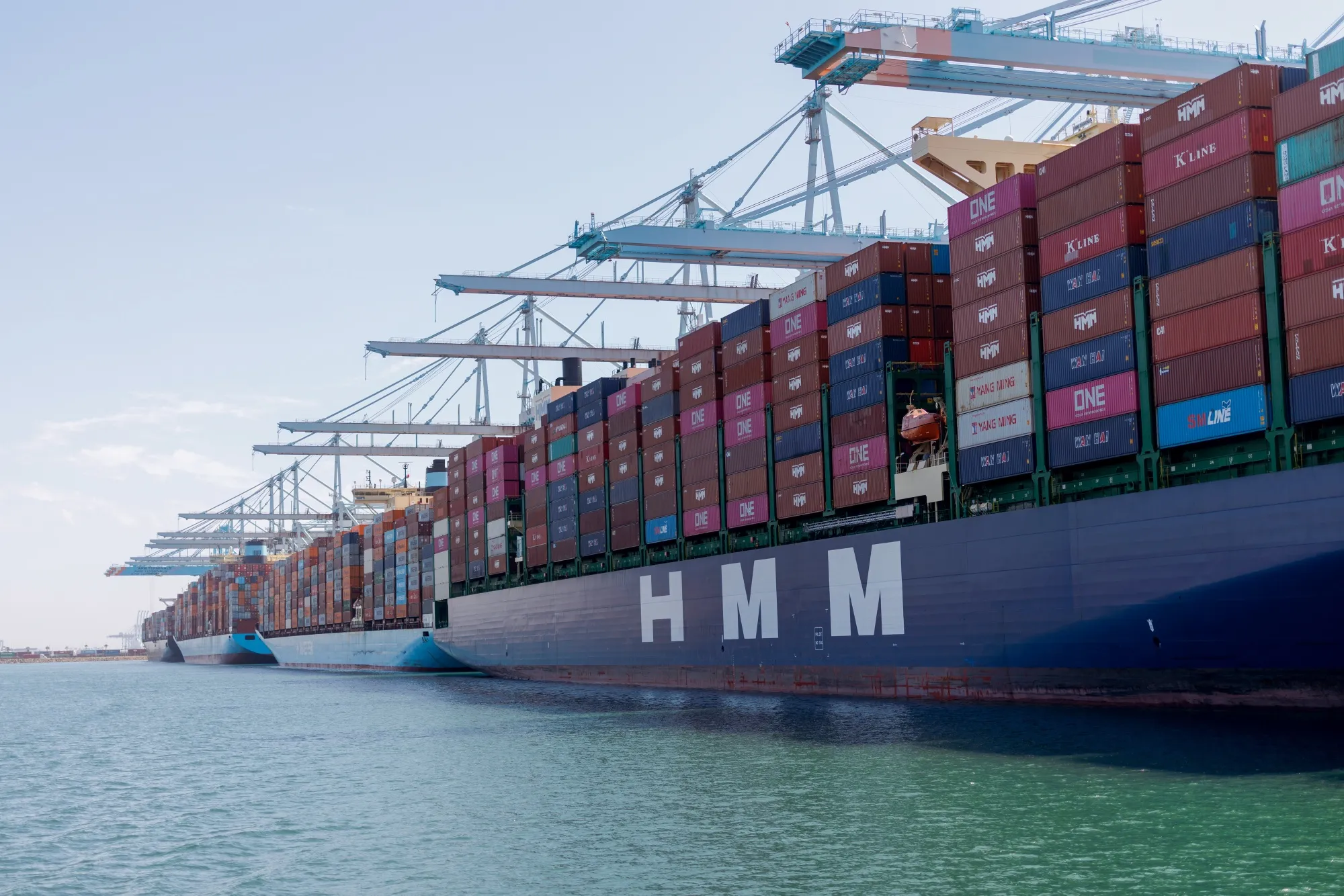 Port of LA Imports Slump as Trump Tariffs Disrupt Trade Flows - Bloomberg