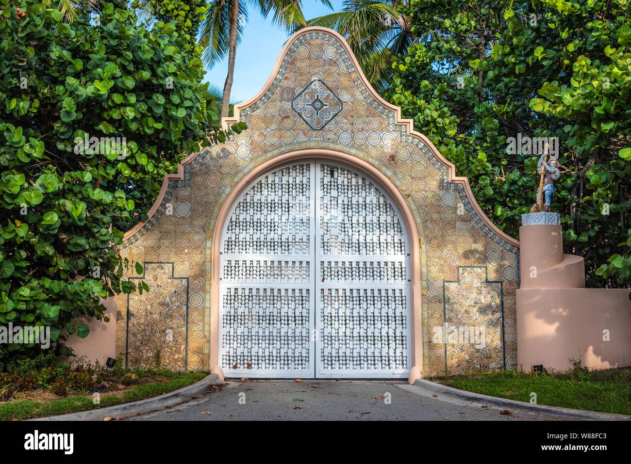 Entrance gate to Mar-a-Lago, President Donald Trump's Palm Beach residence  estate and home to the Mar-a-Lago Club. (USA Stock Photo - Alamy