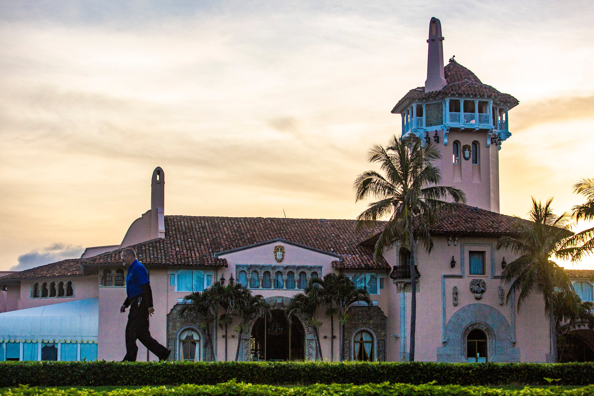 A Glitch in Trump's Plan to Live at Mar-a-Lago: A Pact He Signed ...