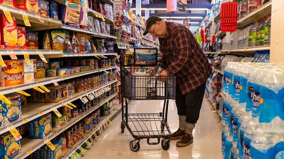 Nearly 70% of Americans struggling to pay grocery bills, survey finds | Fox  Business